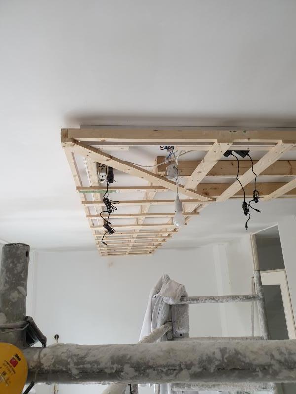 Houten regelwerk voor een verlaagd plafond, met bedrading voor spots